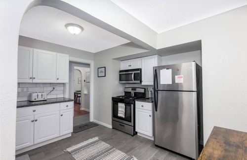 Cleveland House | ThatLittleBrickHouse - Cozy & Quiet 3BR - Close to hospitals & Lake