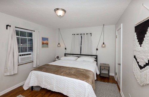 Cleveland House | ThatLittleBrickHouse - Cozy & Quiet 3BR - Close to hospitals & Lake