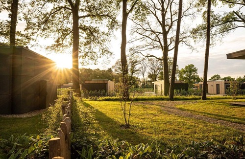 Kotten House | The 2-person version of the holiday villa Amalia 2 is equipped with a spacious sauna and a Hot tub. From the sauna, you have a view of the beautiful bocage landscape.