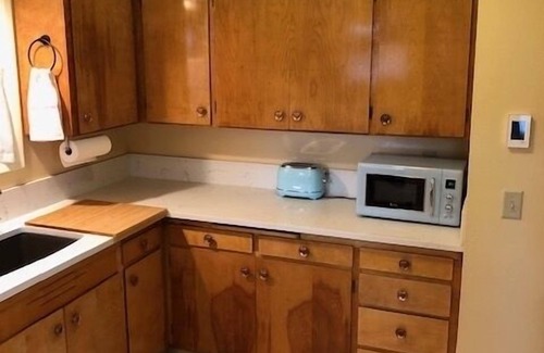 Southeast Salem House | The 3 Oaks @ 1133 17th SE Salem by Salemstays.com