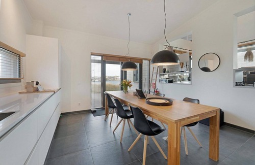 Ouddorp House | The 4 person Villa Super VIP features a luxurious and comfortably furnished interior, several terraces with conservatory and views over the water, perfect with dogs and children.