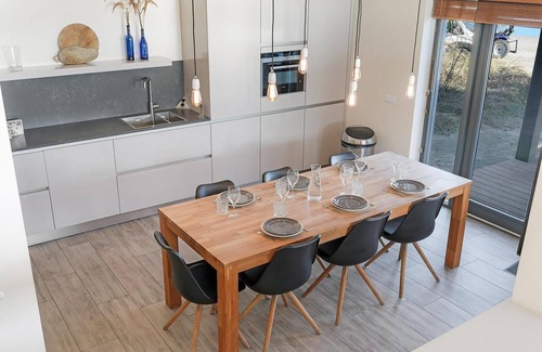 Ouddorp House | The 4 person Villa Super VIP features a luxurious and comfortably furnished interior, several terraces with conservatory and views over the water, perfect with dogs and children.