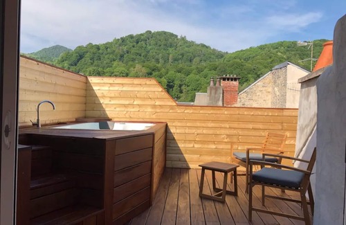 Bagneres-de-Bigorre Apartment | The 4th, roof terrace jacuzzi and round bed.