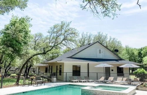 Crawford House | The 5 bedroom Gathering House with pool just 15 minutes outside of Waco, TX.