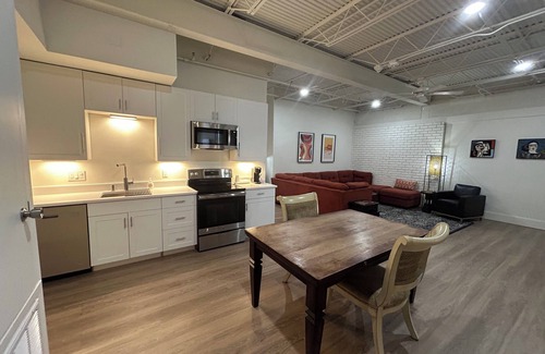 Downtown Jackson Apartment | The 610 Flats: Vueve 'n Vogue #27