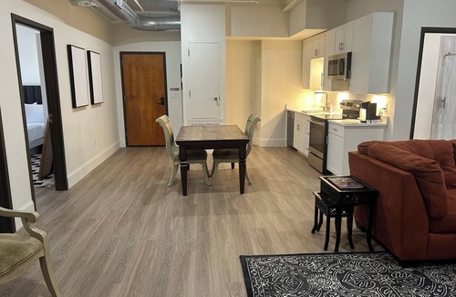 Downtown Jackson Apartment | The 610 Flats: Vueve 'n Vogue #27
