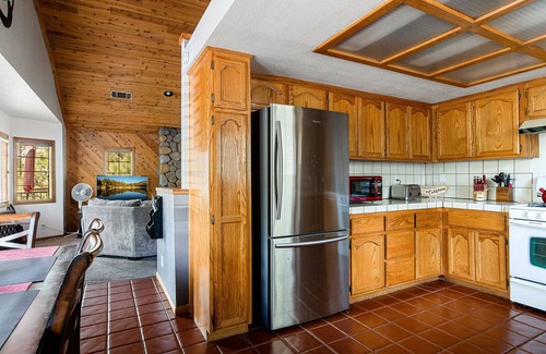 Upper Moonridge Cabin | The 717, 2BD/2BA Cozy Big Bear Cabin Close to Slopes Games & Forest Views