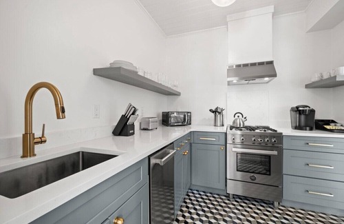 Hyde Park Apartment | The Adaline #2 | Beautiful Hyde Park 1BR Suite