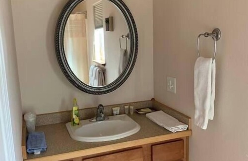 Fairbanks Apartment | The Adamina - Sitka Suite
