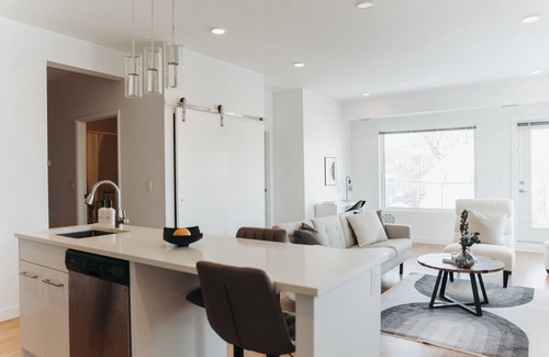 Winnipeg Condo | The Alaina- Modern Vibes, Cozy & Spacious