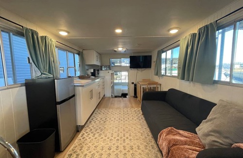 Downtown Knoxville Boat Rental | The Albatross-Houseboat DT Knox