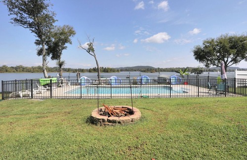Chickamauga Lake House | The All Seasons Resort features pool and hot tub on River