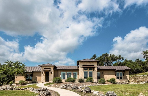 Spring Branch House | The All-Suite Century Oak House - Steps to Remi's Ridge & Hayes Hollow
