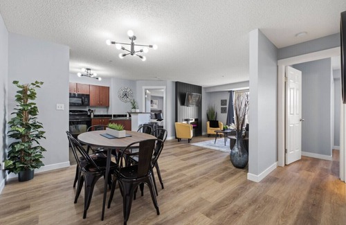 East Kootenay Apartment | ⭐The Altitude Landing⭐| Pool | Hot Tub | Gym