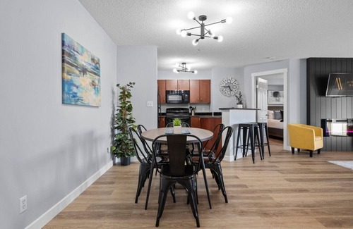East Kootenay Apartment | ⭐The Altitude Landing⭐| Pool | Hot Tub | Gym