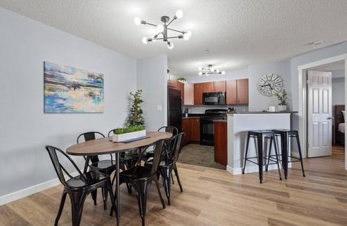 East Kootenay Apartment | ⭐The Altitude Landing⭐| Pool | Hot Tub | Gym