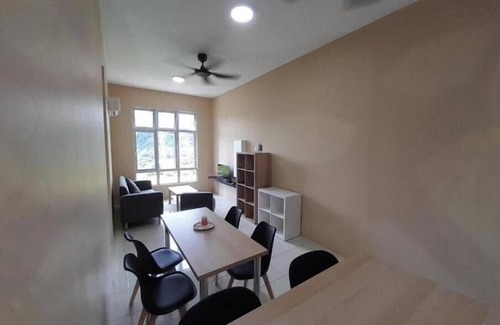 Kampung Tembok Apartment | The Anderson Condo with NETFLIX & astro