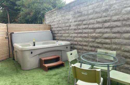 Porthcawl Apartment | The Annexe Porthcawl Pet Friendly 2 Bedroom Flat with King Size bed bunk beds and sofa bed sleeps up to 5 people