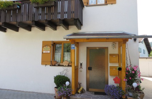 Farchant Apartment | The apartment is located in the beautiful Werdenenfelser Land on the Zugspitze.