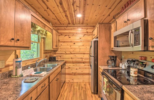 Helen Cabin | ‘The Apple Dumpling’ Cabin: Pool Table, Grill