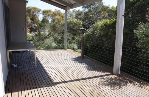 Warrenben House | The Architects House - Architecturally designed home in a scrubland setting with native birdlife and a bush track to the beach