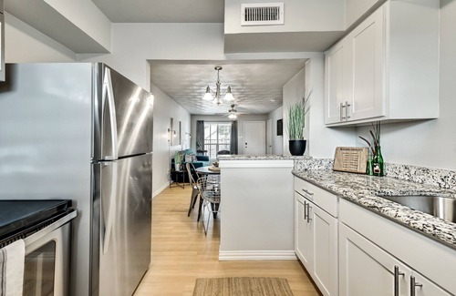 Old East Dallas Apartment | The Art Deco & Arboretum Tickets Included