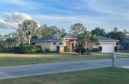 Joel House | The ArtHouse - modern, stylishly furnished vacation home with pool!