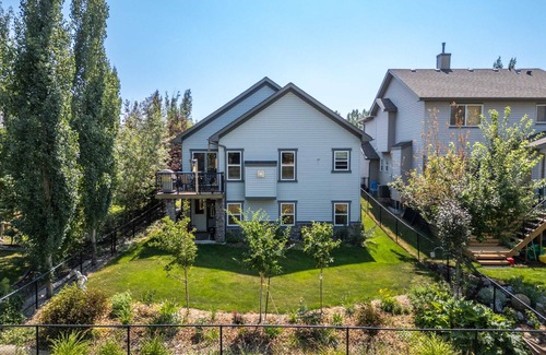 Okotoks Apartment | The Artisan Golf Course PrivateEntry SmartTV