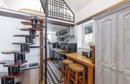 Hove Apartment | The Artists Studio - With Unique Japanese Garden