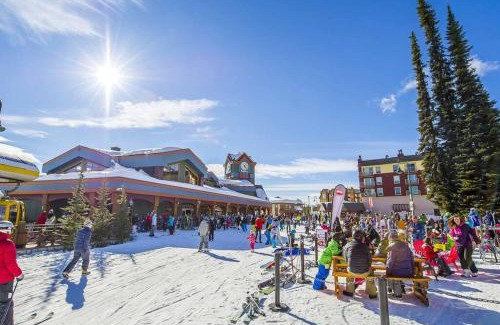 Big White Ski Resort Ski Chalet | The Aspens 5 w/Hot Tub