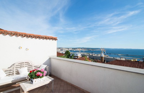 Roiano-Gretta-Barcola-Cologna-Scorcola Apartment | The attic of wonders