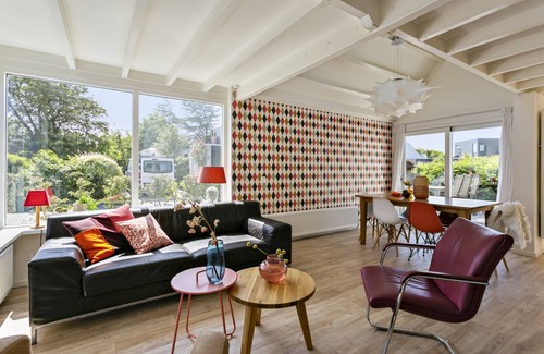 Ouddorp House | The attractively furnished bungalow with lots of light is situated on the child-friendly park De Klepperstee, close to the beach and the dunes in Ouddorp.