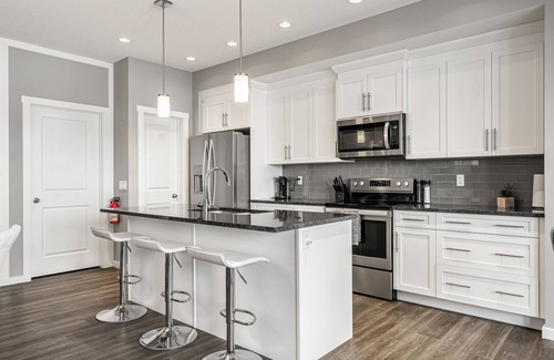 Cochrane House | The Aurora Abode w/Private Hot Tub - Upper Suite