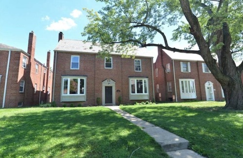 Grandview Heights Apartment | The Avenue Hot Tub Patio King Bed Pet Friendly Fast WiFi Gem of Grandview