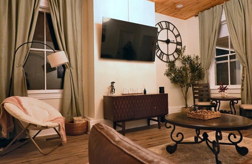 Madison House | The Aviator: Serene Ambience & Stylish Comfort