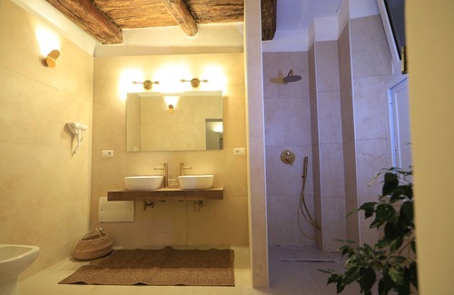 Chiaia Bed & Breakfast | The B&B "Ai 13 Gradoni di Chiaia is an oasis of calm in the center of Naples.