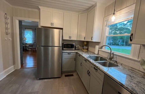 Washington House | The Baker House on E. 4th with 2 Living Rooms!
