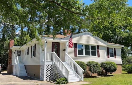 Washington House | The Baker House on E. 4th with 2 Living Rooms!