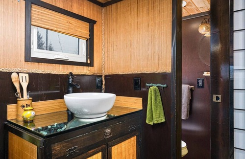 Kerns Hotel | The Bamboo - Custom Tiny Home w/Bamboo Vibe