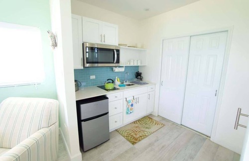 Colliers Bay Condo | The Banana Bird Oceanfront Studio Cottage in East