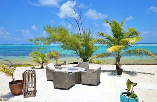 Colliers Bay Condo | The Banana Bird Oceanfront Studio Cottage in East