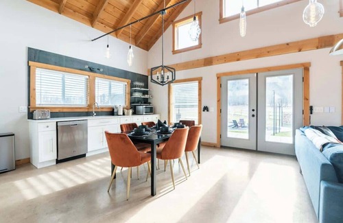 Caroline House | The Bar(n)- Cozy chalet with hot tub and campfire