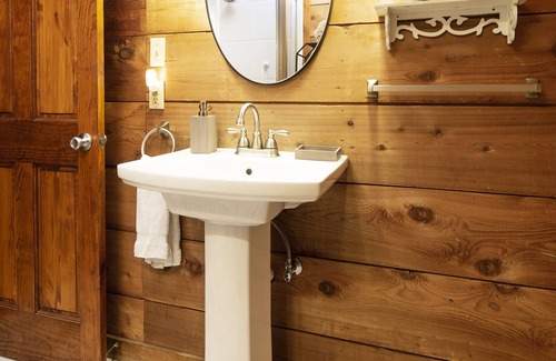 Pomona Cabin | The Barn: A Unique Stay in a Converted Barn on the SI Wine Trail!