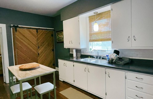 Schulenburg House | The Baum Suite: Charming 1950s Gem in Schulenburg ~New Owner~