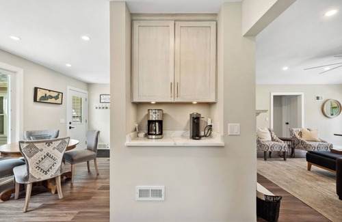 Williams Bay House | The Bay Getaway sleeps 10 + pet friendly! 3 blocks to beach, dining/entertainment & boat rentals