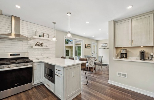 Williams Bay House | The Bay Getaway sleeps 10 + pet friendly! 3 blocks to beach, dining/entertainment & boat rentals