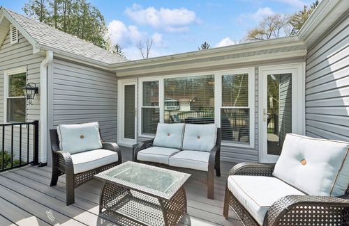 Williams Bay House | The Bay Getaway sleeps 10 + pet friendly! 3 blocks to beach, dining/entertainment & boat rentals