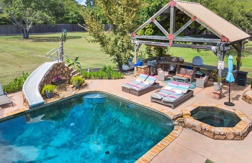Canton Bed & Breakfast | The Beach Comber - Private Room w Access to Pool & Hot Tub.