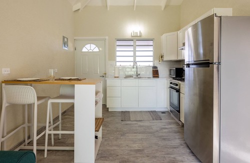 Runaway Bay Apartment | The beach, golf, everything close to our breezy, quiet, comfortable apartments.