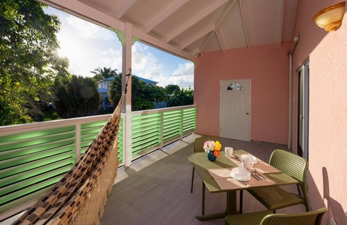 Runaway Bay Apartment | The beach, golf, everything close to our breezy, quiet, comfortable apartments.